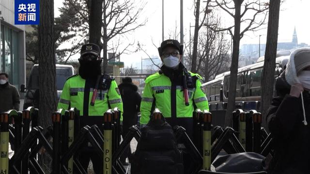 尹錫悅的逮捕令是否再度獲得法院批準(zhǔn)是一個(gè)復(fù)雜的問題，涉及到法律程序和司法決策。關(guān)于這個(gè)問題，我建議您查閱可靠的新聞來源或官方渠道以獲取最新和準(zhǔn)確的信息。，任何涉及個(gè)人被捕的情況都是嚴(yán)肅的，并且受到法律程序的規(guī)范。法院在做出決策時(shí)會(huì)考慮各種證據(jù)和法律規(guī)定。因此，關(guān)于尹錫悅逮捕令是否再度獲得法院批準(zhǔn)的問題，我們應(yīng)該依賴官方渠道和可靠的新聞來源來獲取準(zhǔn)確和最新的信息。