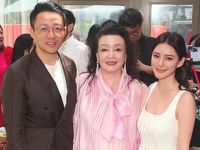 關(guān)于汪小菲和馬筱梅挽手散步的消息，是一種公開(kāi)的新聞報(bào)道或社交媒體上的內(nèi)容。如果這是真實(shí)的，那么他們之間的恩愛(ài)關(guān)系值得祝福。，作為公眾人物，他們的行為舉止和言論會(huì)受到社會(huì)關(guān)注和評(píng)價(jià)。無(wú)論是娛樂(lè)圈還是社會(huì)其他領(lǐng)域，人們都應(yīng)該尊重他人的感情和婚姻，給予正面的支持和鼓勵(lì)。，當(dāng)然，作為外部觀察者，我們無(wú)法得知他們關(guān)系的全部細(xì)節(jié)和真實(shí)情況。因此，我們應(yīng)該尊重他們的個(gè)人隱私，避免過(guò)度猜測(cè)和評(píng)論他們的私人生活。無(wú)論如何，我們應(yīng)該以理性和尊重的態(tài)度看待他人的感情和關(guān)系。