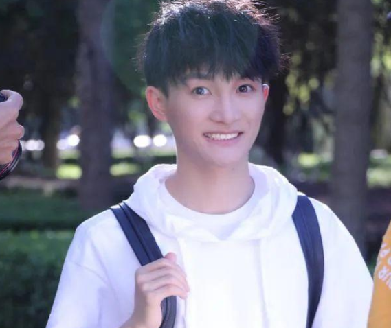是的，周深在多個場合都表達過成為歌手對他來說是一種生命的意外。他曾在采訪中表示，他從小就喜歡唱歌，但從未想過會成為職業(yè)歌手，這一切都是出乎意料的。他在音樂道路上經(jīng)歷了許多挑戰(zhàn)和機遇，但他始終堅持自己的音樂夢想，并通過不斷的努力和才華展現(xiàn)了自己的實力。因此，可以說成為歌手是周深生命中的一次美好意外，也是他人生旅程中的一段精彩旅程。