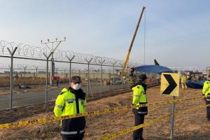 韓國失事客機即亞洲航空一架從印尼飛往韓國的客機于去年墜毀，機上共載有乘客和機組人員共一百多人。關(guān)于該客機失事后的黑匣子情況，確實已經(jīng)找到了兩個黑匣子，分別是駕駛艙話音記錄器和飛行數(shù)據(jù)記錄器。這兩個黑匣子是分析事故原因的重要依據(jù)之一，它們能夠記錄客機失事前的聲音和飛行數(shù)據(jù)等信息。目前，調(diào)查人員正在對這些信息進行解析和分析，以找出事故的具體原因。同時，韓國政府也在全力處理此次空難的后續(xù)事宜，確保遇難者家屬得到妥善的安撫和補償。