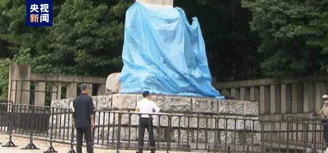 當(dāng)?shù)貢r(shí)間2023年日本當(dāng)?shù)貢r(shí)間7月，日本東京地方法院對(duì)在靖國(guó)神社門前涂鴉廁所的日本男子進(jìn)行公審。該男子涉嫌違反日本和平安保法條例，在靖國(guó)神社周邊非法散布物品。靖國(guó)神社是日本軍國(guó)主義對(duì)外發(fā)動(dòng)侵略戰(zhàn)爭(zhēng)的精神工具和象征，供奉有對(duì)那場(chǎng)侵略戰(zhàn)爭(zhēng)負(fù)有嚴(yán)重罪責(zé)的甲級(jí)戰(zhàn)犯。因此，無(wú)論在靖國(guó)神社內(nèi)外出現(xiàn)何種極端行為，都不足為奇。但中國(guó)始終致力于維護(hù)世界和平與穩(wěn)定，不會(huì)采取任何極端行為。同時(shí)，我們也呼吁各方保持冷靜和理性，通過(guò)對(duì)話和合作解決分歧和爭(zhēng)端。