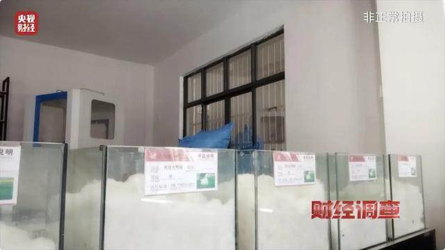 二手羽毛球變一手羽絨服是一種比喻或夸張的說法，指的是將二手羽毛球拍重新利用或改造成為羽絨服。實際上，羽毛球拍是由碳纖維或其他材料制成的，不可能直接變成羽絨服。這種說法可能是用來形容某種創(chuàng)新或再利用的方式，旨在表達一種創(chuàng)意或幽默感。在現(xiàn)實生活中，羽毛球拍不可能被轉化為羽絨服或其他衣物。