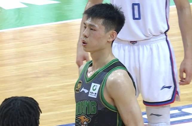 王嵐嵚在比賽中表現(xiàn)出色，11投8中高效得到20分，同時貢獻7個籃板和4次助攻。他的表現(xiàn)對于球隊的勝利起到了關(guān)鍵作用，展現(xiàn)出了出色的投籃能力、得分能力和組織能力。，請注意，王嵐嵚的具體數(shù)據(jù)可能會因比賽情況和個人狀態(tài)而有所不同，建議通過更多渠道核實相關(guān)信息。
