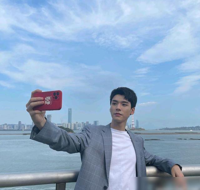 龔俊在一次直播中表示，賈乃亮的直播間賺了很多錢。，賈乃亮以其幽默直播風(fēng)格和良好的商業(yè)頭腦，吸引了大量的觀眾和消費者，從而實現(xiàn)了直播商業(yè)的盈利。這表明賈乃亮在直播領(lǐng)域有著出色的表現(xiàn)和商業(yè)敏銳度，能夠通過直播銷售商品并從中獲利。，然而，關(guān)于具體的賺錢數(shù)額，這是個人隱私，沒有公開的詳細信息。因此，無法確定龔俊所說的具體數(shù)額是否準確。此外，賺錢多少也與個人的努力、市場策略、產(chǎn)品質(zhì)量等因素有關(guān)，不能簡單地通過直播間的表現(xiàn)來判斷一個人的成功和賺錢能力。
