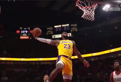 詹姆斯（勒布朗·詹姆斯）在NBA圣誕大戰(zhàn)中的總得分位居歷史第一。他在圣誕大戰(zhàn)中的得分超過(guò)了前輩科比，成為歷史上在圣誕大戰(zhàn)總得分最高的球員。如需更多關(guān)于詹姆斯的籃球生涯的信息，可以關(guān)注其個(gè)人社交媒體或NBA官網(wǎng)。
