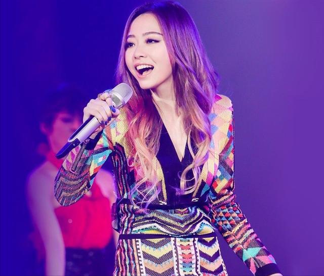 關(guān)于張靚穎今晚跨年連唱7首歌曲的信息，目前無(wú)法確定其真實(shí)性。，如果您對(duì)張靚穎的表演感興趣，建議關(guān)注相關(guān)的新聞報(bào)道或社交媒體上的消息，以獲取最準(zhǔn)確的信息。同時(shí)，也可以關(guān)注她的官方社交媒體賬號(hào)，以獲取最新的演出信息和動(dòng)態(tài)。