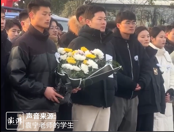 老師病逝 200多畢業(yè)生趕來送別