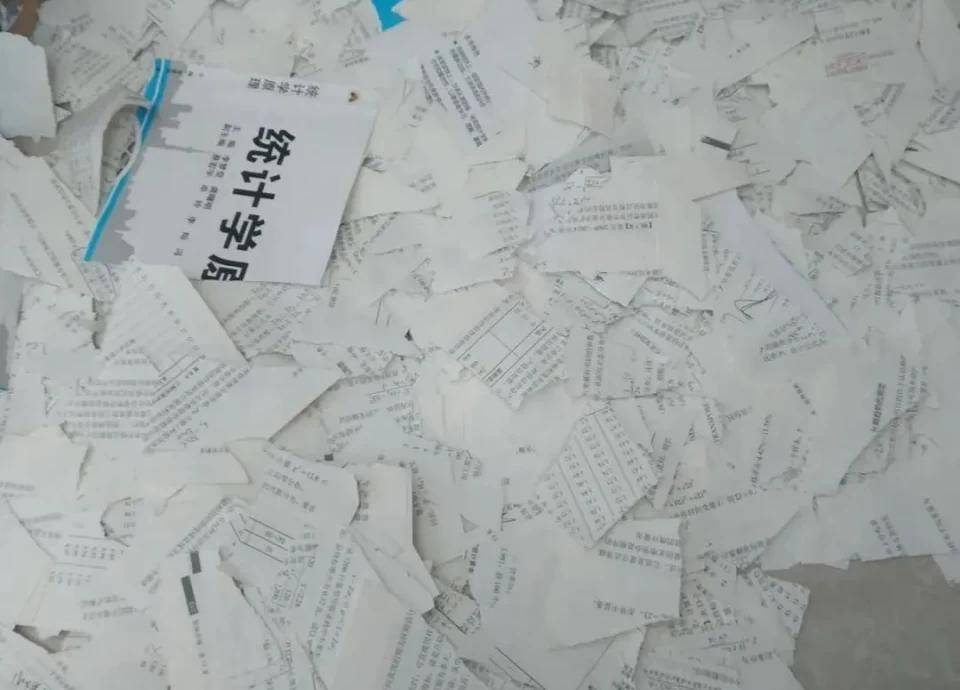 抑郁癥并不是水溶性的。抑郁癥是一種精神疾病，主要表現(xiàn)為持續(xù)的情緒低落、興趣喪失、精力減退等癥狀，需要專業(yè)的醫(yī)療干預(yù)和治療。，抑郁癥的成因復(fù)雜，包括遺傳、生物、心理、社會(huì)等多種因素。治療抑郁癥需要綜合考慮多種方法，如藥物治療、心理治療、生活方式調(diào)整等。，面對(duì)抑郁癥，應(yīng)該尋求專業(yè)的醫(yī)療幫助，接受個(gè)性化的治療方案。同時(shí)，建立積極的生活方式，包括規(guī)律作息、健康飲食、適度運(yùn)動(dòng)等，有助于緩解抑郁癥狀。，因此，抑郁癥并不是簡(jiǎn)單的心理問題，更不是可以通過簡(jiǎn)單的水溶性解釋來概括的。
