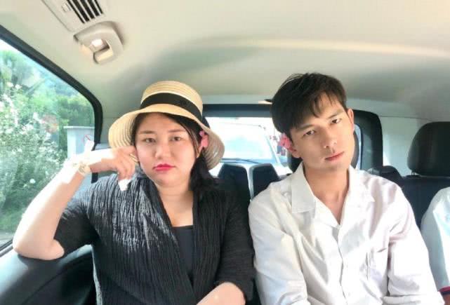 這句話的意思可能是原本李現(xiàn)的某些事情引發(fā)了苦笑，但現(xiàn)在這種情緒轉(zhuǎn)移到了張若昀身上。具體來說，可能涉及兩位演員的最新作品、表現(xiàn)、新聞或其他相關(guān)事件，引發(fā)了公眾的情緒轉(zhuǎn)移。，不過，由于缺少具體上下文信息，無法確定具體的原因和細節(jié)。建議提供更具體的背景信息，以便更準確地回答您的問題。