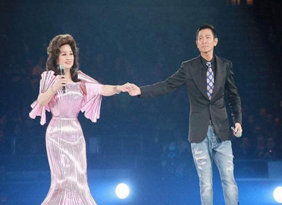 關(guān)于賈玲看演唱會(huì)與劉德華互送飛吻的消息，目前并沒有確鑿的證據(jù)或公開報(bào)道證實(shí)這一事件的準(zhǔn)確性。，對(duì)于娛樂新聞，我們需要保持理性態(tài)度，不要輕信未經(jīng)證實(shí)的消息。如果有相關(guān)的公開報(bào)道或官方消息，我們可以關(guān)注并了解事件的真相。，同時(shí)，我們也應(yīng)該尊重賈玲和劉德華的隱私，不要過度猜測(cè)或推測(cè)他們的行為和言論。作為公眾人物，他們也有自己的生活和私人空間，我們應(yīng)該尊重他們的個(gè)人權(quán)利和選擇。