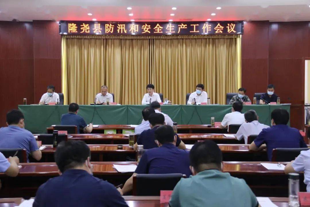 近日，有網(wǎng)友發(fā)現(xiàn)某縣政府門口開夜市，縣長對此回應(yīng)稱不收費。這表明政府對于夜市的管理是規(guī)范的，并沒有從中收取費用，同時也為當?shù)厥忻裉峁┝吮憷馁徫锃h(huán)境。夜市作為城市文化的重要組成部分，不僅豐富了市民的夜生活，也為當?shù)亟?jīng)濟發(fā)展帶來了積極影響。政府應(yīng)該加強對夜市的管理和規(guī)范，確保其合法合規(guī)經(jīng)營，保障市民的合法權(quán)益和安全。同時，政府也應(yīng)該鼓勵夜市經(jīng)營者遵守相關(guān)規(guī)定，提供優(yōu)質(zhì)的商品和服務(wù)，為市民提供更好的購物體驗。總之，政府應(yīng)該積極支持夜市的發(fā)展，促進城市經(jīng)濟的繁榮和文化的交流。