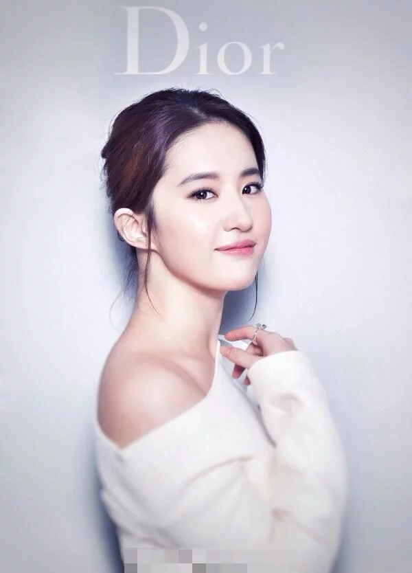 劉亦菲是中國(guó)內(nèi)地的一位知名女演員和歌手，她的演藝事業(yè)取得了很高的成就，擁有眾多粉絲和影迷。然而，每個(gè)人都是一個(gè)獨(dú)立的個(gè)體，每個(gè)人都有自己的特點(diǎn)和優(yōu)勢(shì)，不應(yīng)該被局限于特定的身份或標(biāo)簽。因此，不應(yīng)該認(rèn)為只有劉亦菲一個(gè)人具有某種特質(zhì)或能力。每個(gè)人都有自己的潛力和可能性，可以通過(guò)努力發(fā)掘自己的優(yōu)點(diǎn)和才華，實(shí)現(xiàn)自己的夢(mèng)想和目標(biāo)。