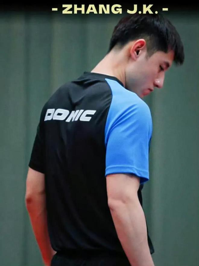 張繼科和多尼克都是乒乓球領域的知名人物。張繼科是一位中國乒乓球運動員，多次獲得世界冠軍和奧運金牌，被譽為乒乓球界的超級巨星。而多尼克則是一家德國乒乓球器材制造商，其生產(chǎn)的底板和膠皮等產(chǎn)品在乒乓球界享有很高的聲譽。兩者之間的關系是，張繼科可能使用過多尼克的乒乓球器材，但兩者之間并沒有直接的關聯(lián)或特定的故事。，以上內(nèi)容僅供參考，建議查閱相關新聞報道獲取更多信息。同時，也請注意，體育明星和體育器材品牌之間的合作經(jīng)常會發(fā)生變動，因此關于他們之間的具體關系可能隨著時間變化而有所不同。
