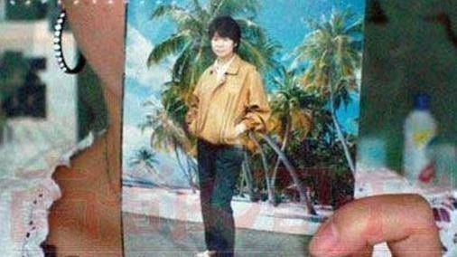 關于南大碎尸案家屬回應張譯躺槍一事，家屬表示張譯并沒有涉及此案，躺槍的說法只是網(wǎng)絡謠言。同時，家屬也呼吁廣大網(wǎng)友不要傳播謠言和不實信息，尊重逝者和逝者家屬的隱私。，南大碎尸案是一起令人痛心的案件，對于此案，警方一直在積極調(diào)查和偵破。作為外界，應該尊重警方的努力和成果，不傳播不實信息和謠言，避免對涉案人員和家屬造成不必要的困擾和傷害。同時，也應該保持理性和客觀的態(tài)度，不盲目猜測和揣測案情，等待警方的正式公布和法律的公正裁決。