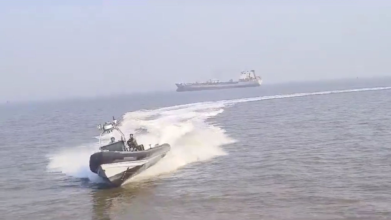 印度海軍快艇失控撞渡輪造成人員傷亡的事件確實(shí)發(fā)生過。據(jù)印度媒體當(dāng)時(shí)的報(bào)道，該起事故發(fā)生在印度東部沿海城市維沙卡帕特南附近的海域。失控的快艇與一艘渡輪相撞，造成多人死亡和受傷。事故發(fā)生后，印度海軍迅速采取行動(dòng)，展開救援行動(dòng)，并協(xié)助處理事故現(xiàn)場(chǎng)。同時(shí)，印度政府也高度重視此次事故，對(duì)遇難者家屬表示慰問，并采取措施加強(qiáng)海上安全。，請(qǐng)注意，具體的事故原因和傷亡人數(shù)可能會(huì)因時(shí)間、媒體報(bào)道差異等原因而有所不同。如果需要獲取更準(zhǔn)確的信息，建議查閱可靠的新聞來源或相關(guān)政府部門的報(bào)告。