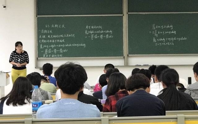 對(duì)于被踢出群后又重新加入群聊的家長(zhǎng)，老師的歡迎語(yǔ)可以如下，，歡迎XX家長(zhǎng)再次加入我們的大家庭！我們非常開心您能再次參與群聊活動(dòng)。希望您能與我們保持密切溝通，共同關(guān)注孩子們的成長(zhǎng)。我們非常期待您的寶貴意見(jiàn)和建議，讓我們攜手共同為孩子們創(chuàng)造一個(gè)更美好的學(xué)習(xí)環(huán)境。再次感謝您的加入，期待與您共同攜手前行！，這樣的歡迎語(yǔ)既體現(xiàn)了老師的熱情，也表達(dá)了對(duì)家長(zhǎng)參與群聊的期待和感謝，有助于增強(qiáng)家校之間的合作和溝通。