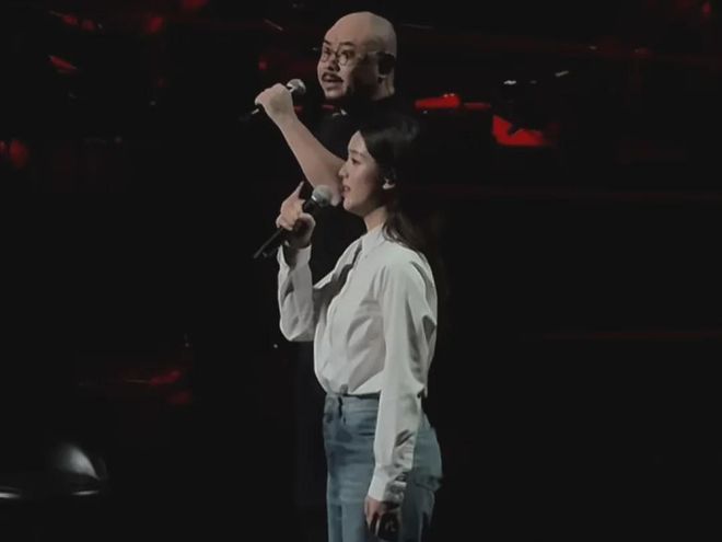 刀郎和周煜琦合唱映山紅這首歌，將這首充滿深情的歌曲演繹得別有一番風(fēng)味。，刀郎的嗓音獨(dú)特，帶有一種粗獷的韻味，而周煜琦的嗓音則更加細(xì)膩。兩位歌手的合作非常默契，將歌曲的情感表達(dá)得淋漓盡致。他們的合唱版本在保留原曲的基礎(chǔ)上，增加了新的元素，使得整首歌曲更加動(dòng)聽(tīng)。，如需了解更多關(guān)于刀郎和周煜琦合唱映山紅的內(nèi)容，可以訪問(wèn)各大音樂(lè)平臺(tái)或相關(guān)新聞網(wǎng)站。