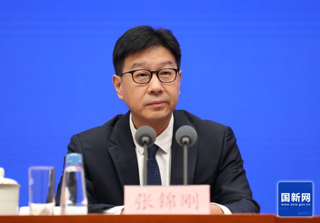 羅東川現(xiàn)任青海省委副書(shū)記、省政府省長(zhǎng)。以下為羅東川的簡(jiǎn)介，，羅東川，男，漢族，四川安岳人，中國(guó)共產(chǎn)黨黨員，畢業(yè)于中央黨校研究生院。曾先后擔(dān)任中央全面深化改革委員會(huì)辦公室副主任等重要職務(wù)。現(xiàn)任青海省委副書(shū)記、省政府省長(zhǎng)。羅東川在擔(dān)任青海省委副書(shū)記期間，深入貫徹新時(shí)代黨的治藏方略和省委部署要求，為推動(dòng)青海高質(zhì)量發(fā)展作出了重要貢獻(xiàn)。同時(shí)，他還注重加強(qiáng)民族團(tuán)結(jié)進(jìn)步事業(yè)，努力推動(dòng)青海民族團(tuán)結(jié)進(jìn)步事業(yè)不斷向前發(fā)展。作為新任青海省代省長(zhǎng)，羅東川將繼續(xù)帶領(lǐng)青海省各級(jí)政府，推動(dòng)全省經(jīng)濟(jì)社會(huì)發(fā)展取得新的更大成就。