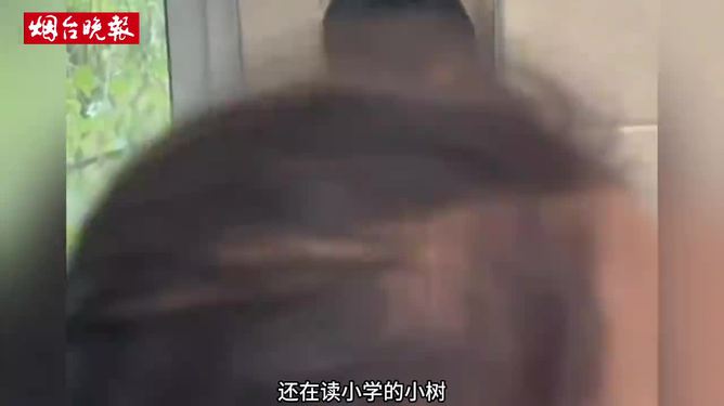 自閉癥孩子課間撞墻被同學(xué)溫柔抱住
