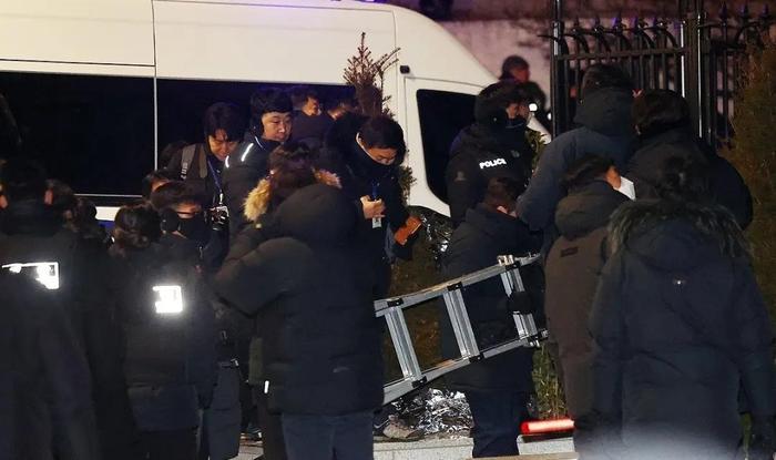 逮捕尹錫悅?cè)藛T同警衛(wèi)發(fā)生肢體沖突