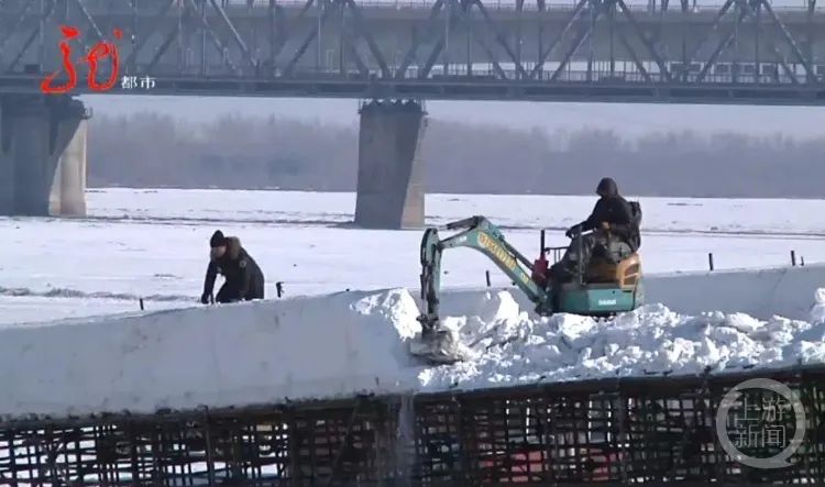冰雪遼寧艦亮相爾濱