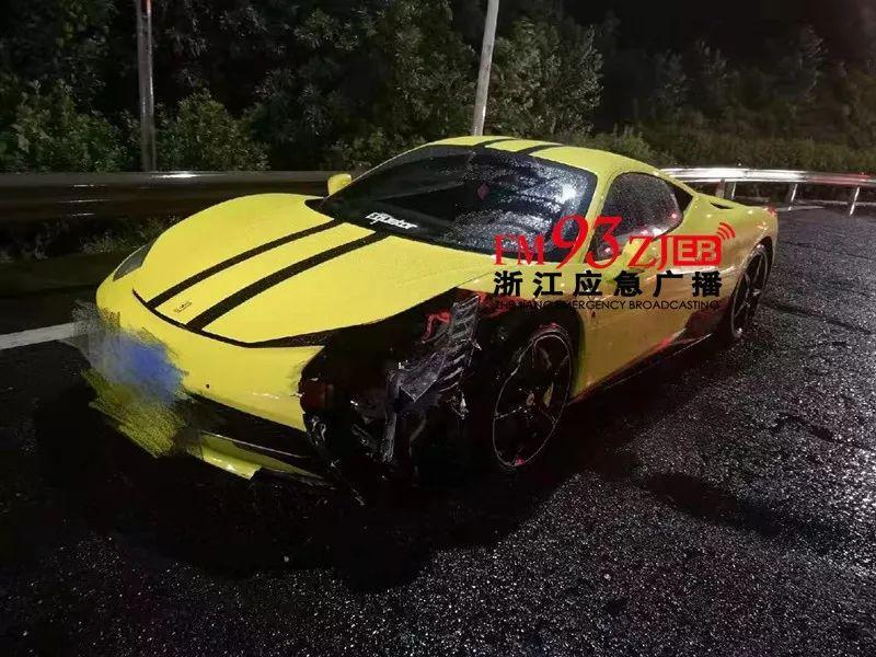 超跑堵路炫舞 “搖”來(lái)警車(chē)瞬間老實(shí)