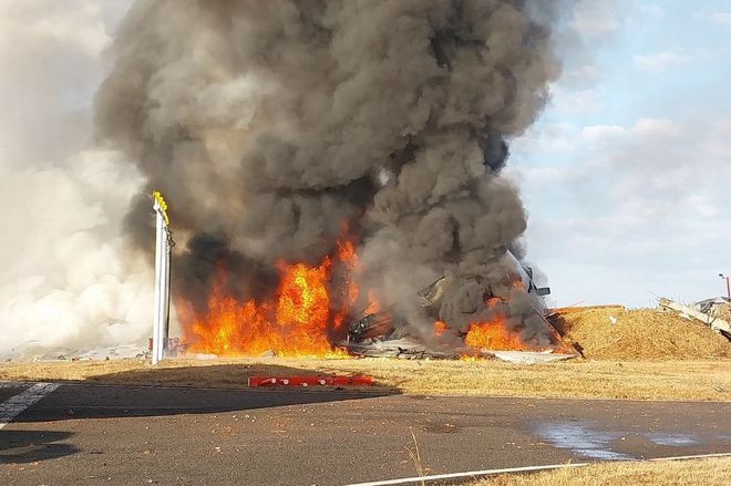 韓國(guó)載181人飛機(jī)降落時(shí)爆炸起火