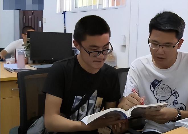 高校回應(yīng)安置男博士配偶工作