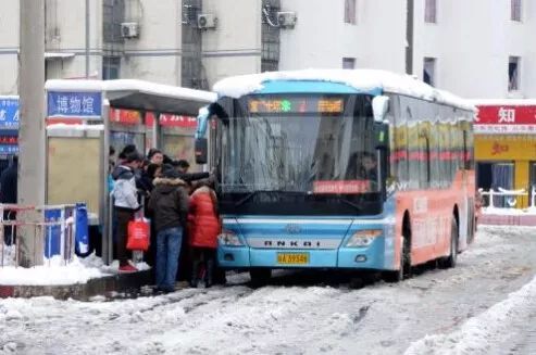 東北零下二十幾度的公交車(chē)?yán)锶茄? width=