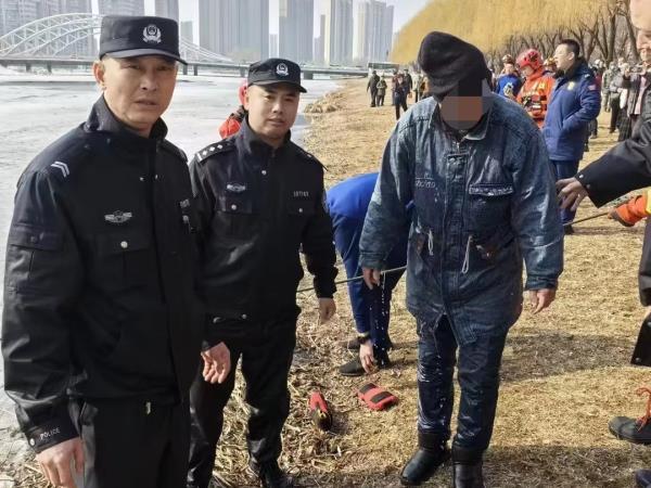 民警踹開冰面蹚冰水救落水小狗