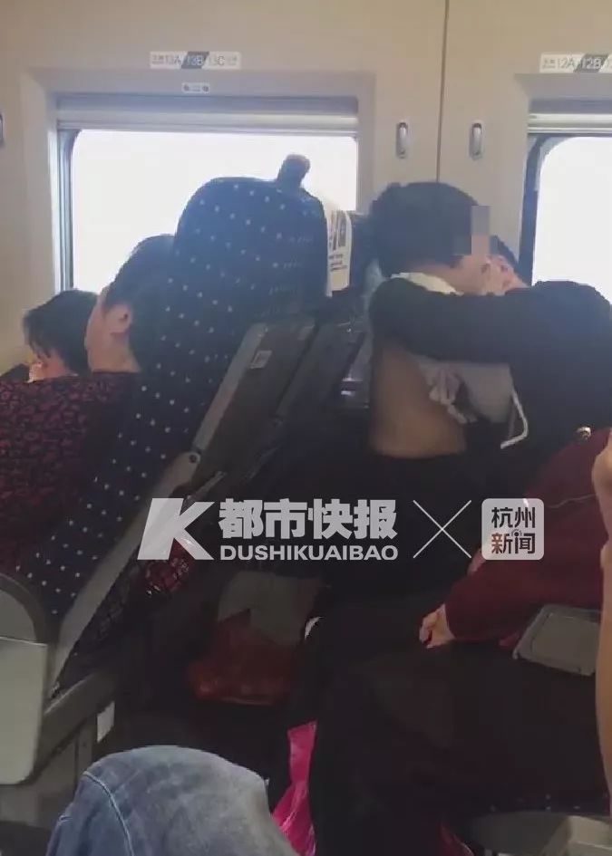 00后女生高鐵上6小時織了頂帽子