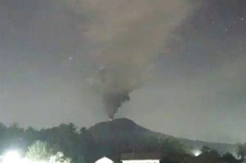 印尼伊布火山發(fā)生噴發(fā) 灰柱達(dá)3000米