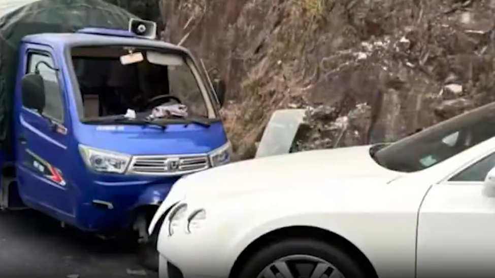 售后回應(yīng)三輪車逆行撞上380萬賓利