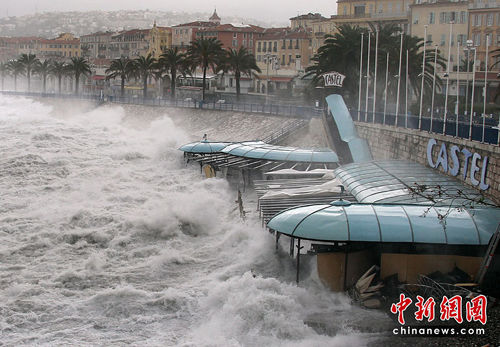 巨浪襲擊秘魯北部 超百處海灘關(guān)閉