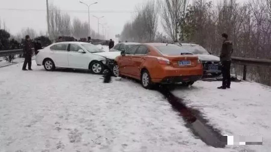 男子開(kāi)車頂著凍餃子 車頂被刮花