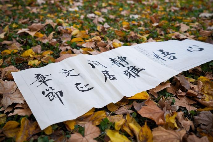 54歲保安自學(xué)書法成南開校園一景
