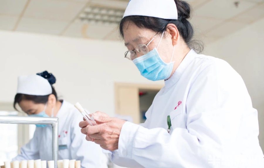 護士幫81歲患癌老人留紙箱