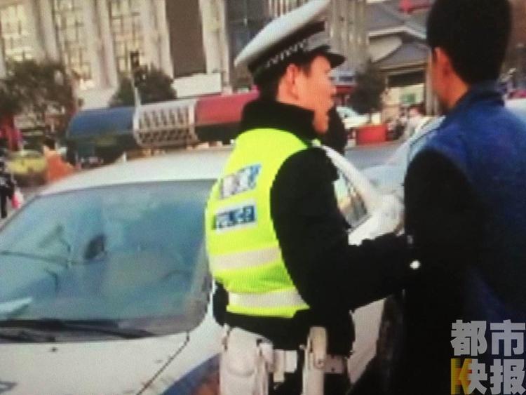 民警突襲菜市場5分鐘偷走數(shù)個手機