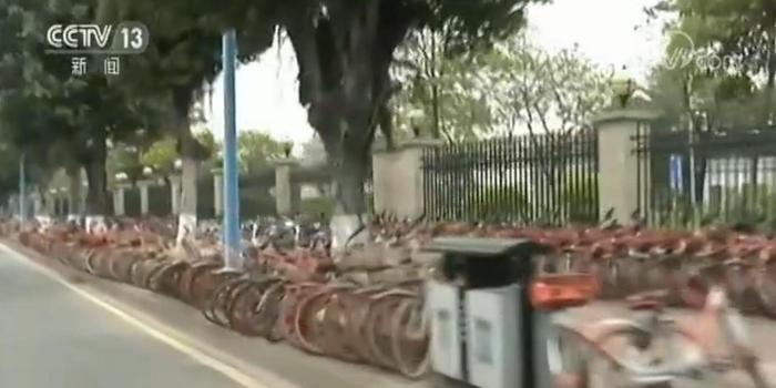廣州街邊堆積上千輛廢棄共享電單車(chē)