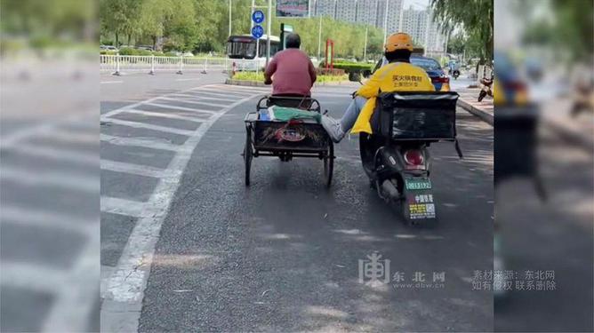 外賣(mài)小哥看到老人上坡困難折返幫忙