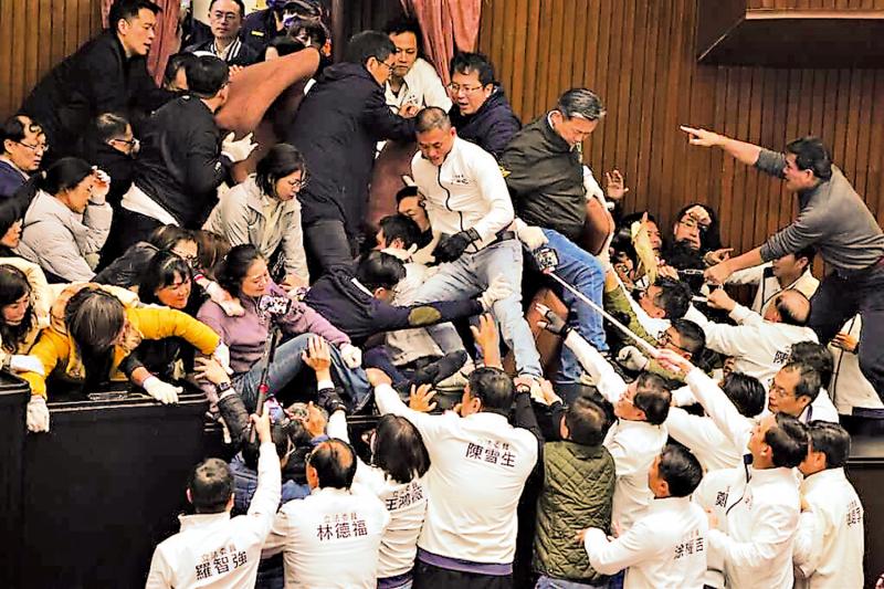 臺立法機構(gòu)又爆發(fā)沖突打成一團