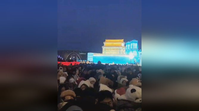 哈爾濱冰雪大世界排隊游客喊退票