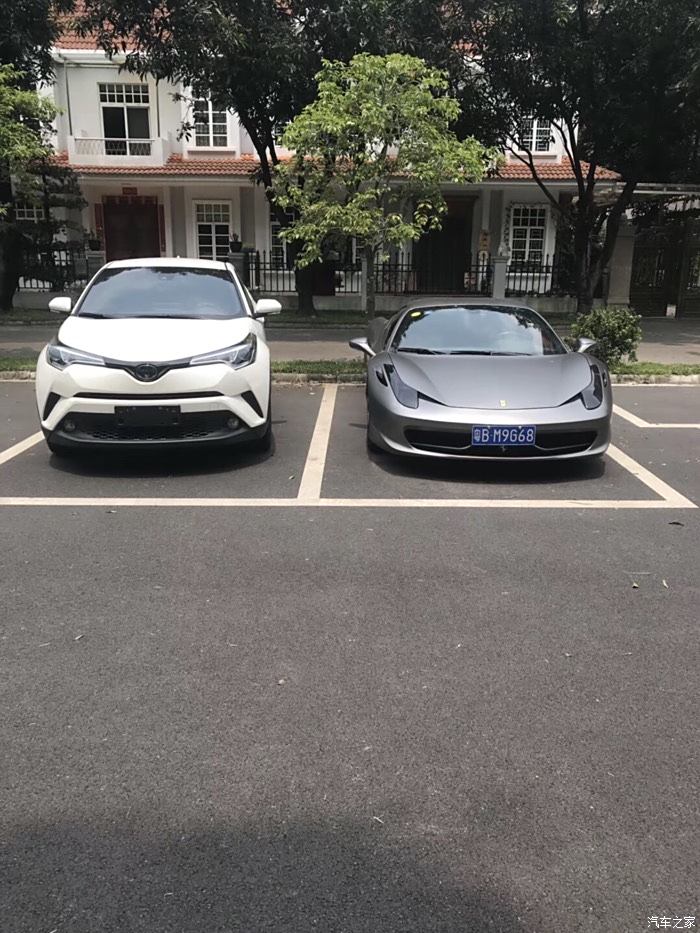 2025澳門開獎(jiǎng)現(xiàn)場,女子在立體車庫提車時(shí)車輛卡住
