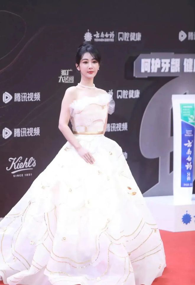 澳門在線商城官網(wǎng),李現(xiàn)護著楊紫滿場跑