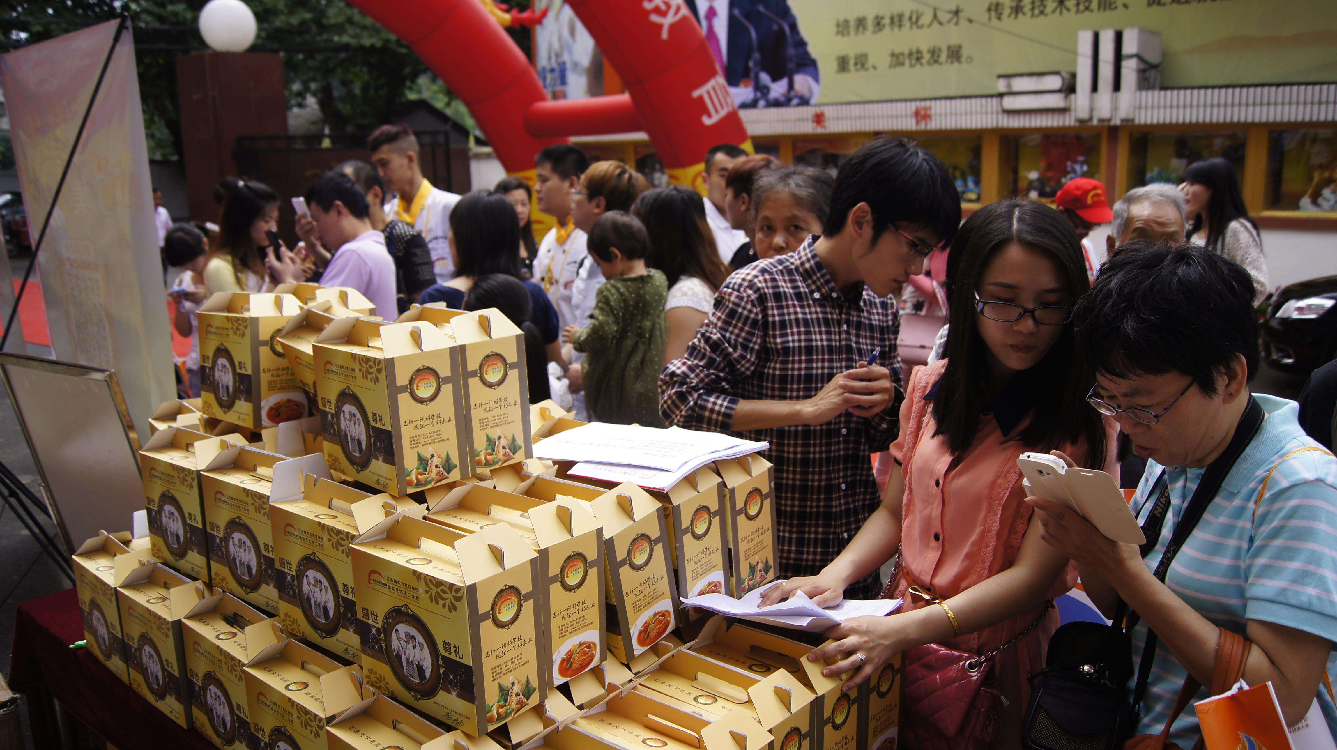 今晚澳門天天開獎(jiǎng)八百圖庫(kù),單親媽媽開店 22個(gè)花籃3小時(shí)被偷光