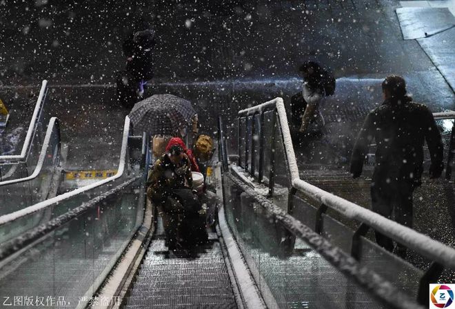 尺寸800x800圖片是什么意思,大雪阻路 女子為回家過年車站等2天