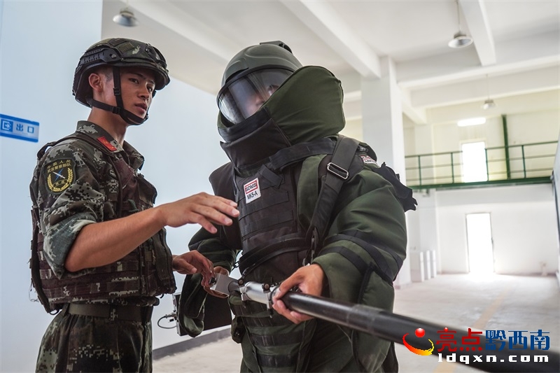 六特網資料大全,美警搜槍時不慎走火擊中闖紅燈男子