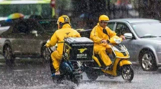澳門(mén)全年資料免費(fèi)大全一,男子手機(jī)被騎手撞飛掉車輪下