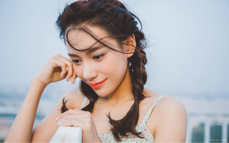 今晚澳門特馬今晚開什么生肖呢,李一桐穿掛脖長(zhǎng)裙化身暗黑魔女