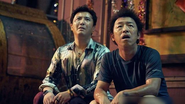 電影《八佰》圖片,沈騰踩馬麗裙子還給了它一腳
